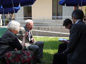 Na vrtu knjižnice: Nora Iuga, dr. Joachim Wittstock, Carmen Elisabeth Puchianu, Michael Astner